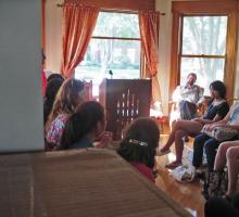 At Shambaugh House, students discuss the events of the “Arab Spring.”
