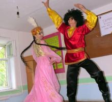 7-After the workshops in Angren the students put on a cultural showcase with traditional Uzbek dancing and costumes.jpg