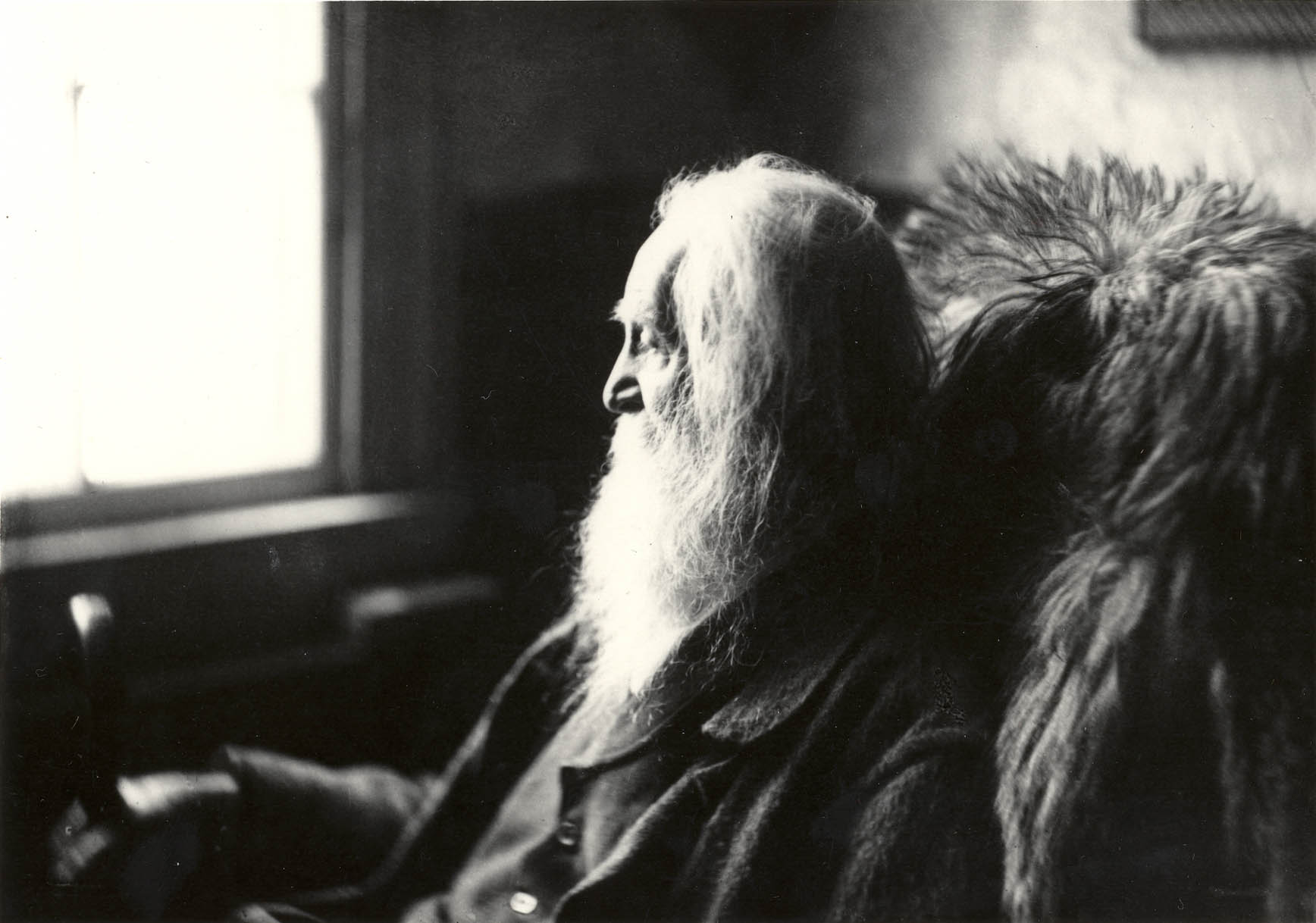 Whitman about to be sculpted (photo Samuel Murray, 1891)