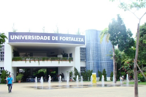 A building and fountains on the Universidade de Fortaleza campus.