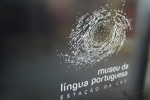 The musea da lingua portuguesa logo, which resembles a fingerprint.