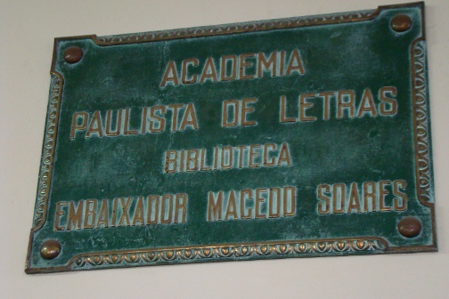 A placard that reads "Academia Paulista de Letras Biblioteca Embaixador Macedo Soares.