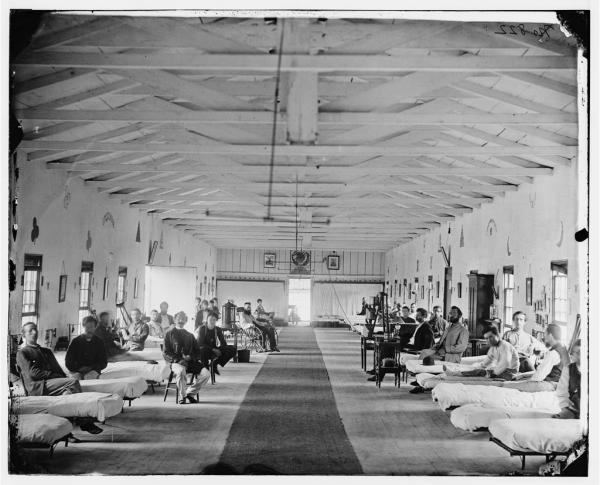 مستشفى الولايات المتحدة في محطة سافج ستيشن، فيرجينيا، خلال حملة بنينسيولر في مايو-اغسطس 1862 (المصور: جيمس اف غيبسون)